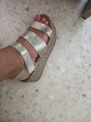 Sandalias cuña doradas brillantes