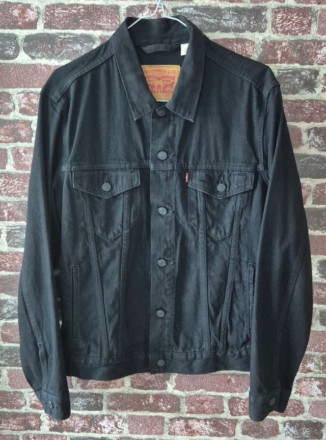 Chaqueta vaquera negra de marca Levis