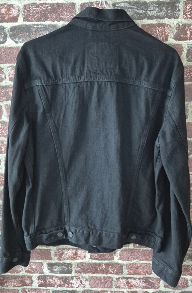 Chaqueta vaquera negra de marca Levis