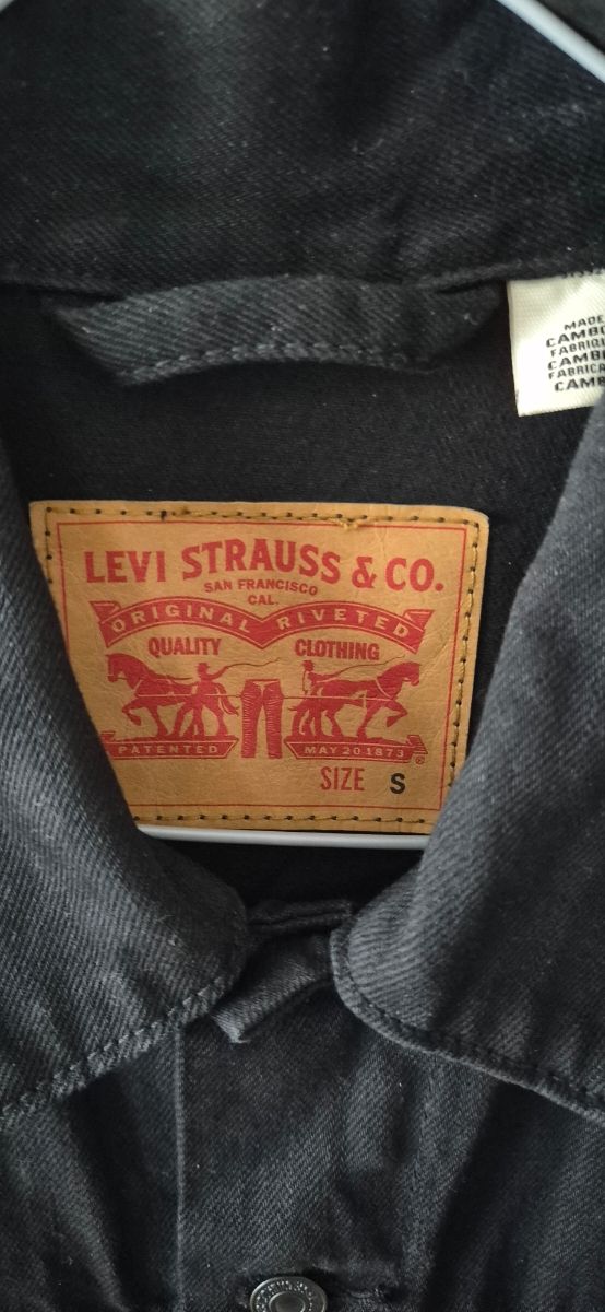 Chaqueta vaquera negra de marca Levis