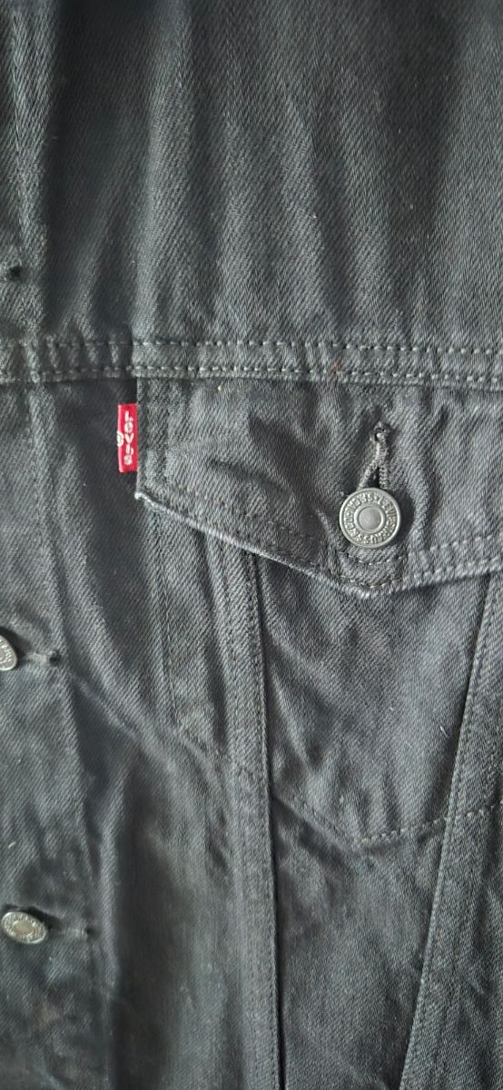 Chaqueta vaquera negra de marca Levis