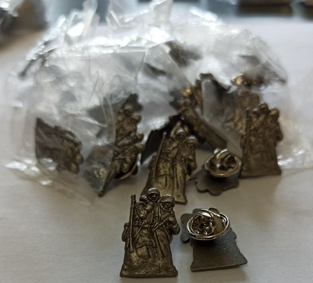 Lote 12 Pins soldados División Azul