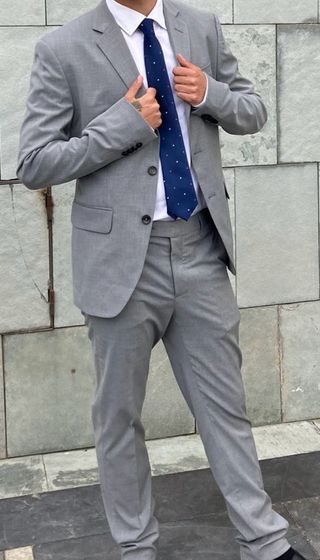 Traje entero de color gris