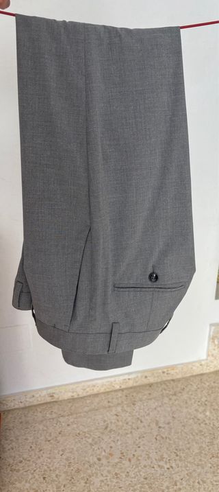 Traje entero de color gris