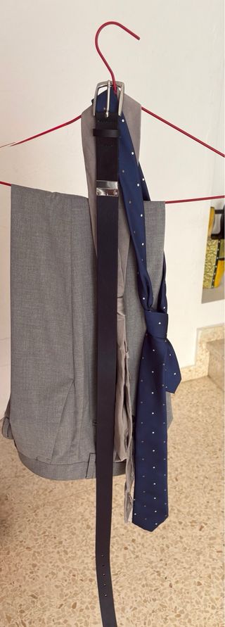 Traje entero de color gris