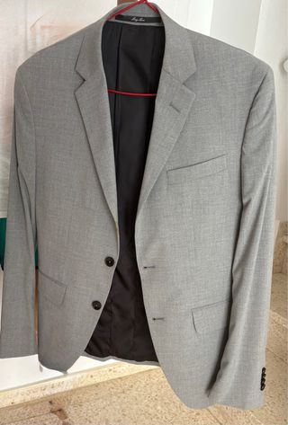 Traje entero de color gris