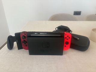 Nintendo Switch rossa e nera
