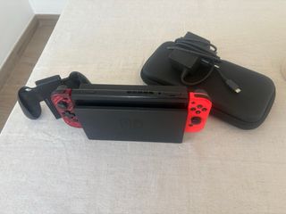 Nintendo Switch rossa e nera