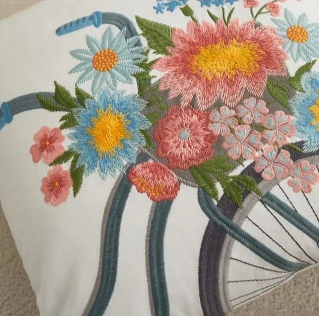 Capa de almofada decorativa, bordada. 45x45cm .50% Algodão