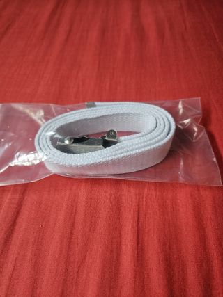 Cinturón blanco con hebilla metálica