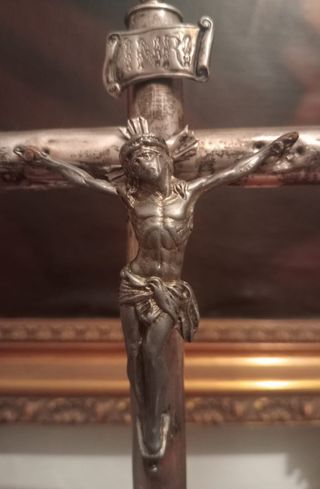 Antiguo crucifijo de mesa de plata