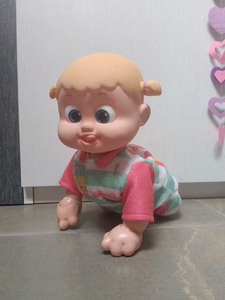 Muñeca bebé gateando
