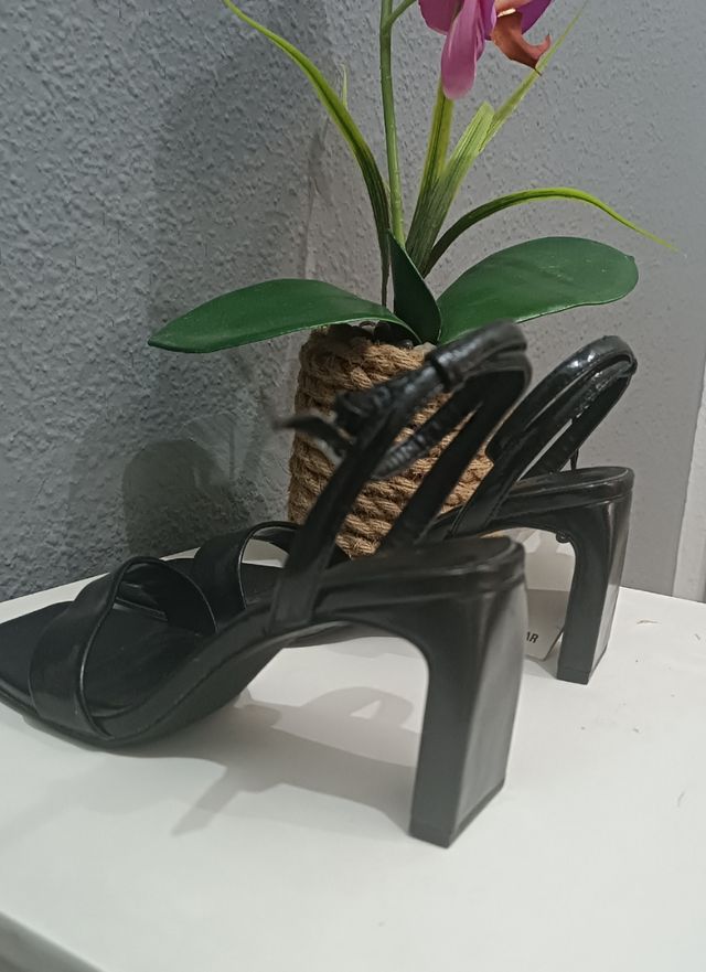 Sandalias tacón Pull&Bear negras