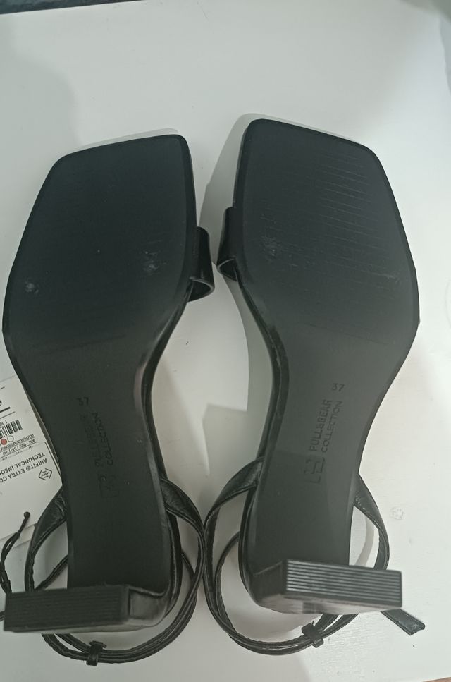 Sandalias tacón Pull&Bear negras