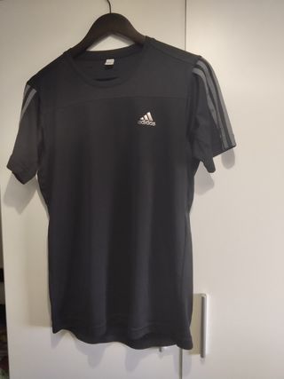 Camiseta Adidas negra deportiva