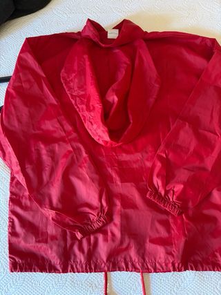 Chubasquero Carolina Herrera rojo