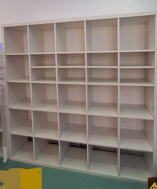 Estantería blanca de madera