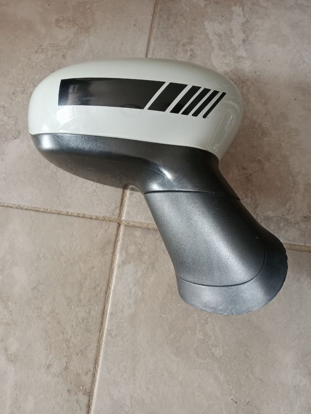 Espejo retrovisor Fiat Punto, año 2012.