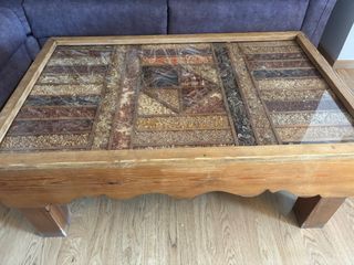 Mesa de centro rústica con semillas y flores secas