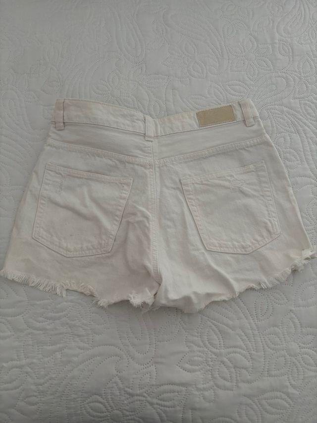 Shorts Bershka blancos rotos talla S