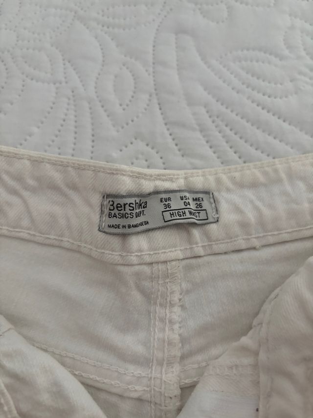Shorts Bershka blancos rotos talla S