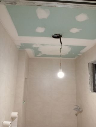 Realizó trabajos de pladur alisados y pintura
