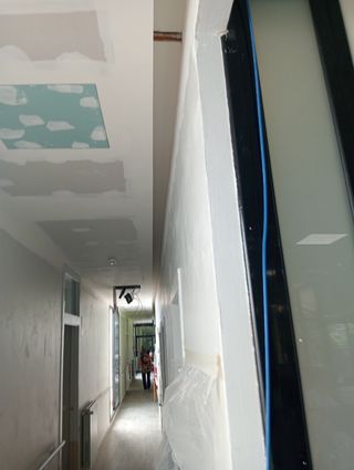 Realizó trabajos de pladur alisados y pintura
