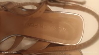 Sandalias doradas brillantes
