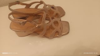 Sandalias doradas brillantes