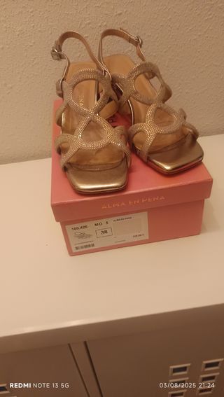 Sandalias doradas brillantes