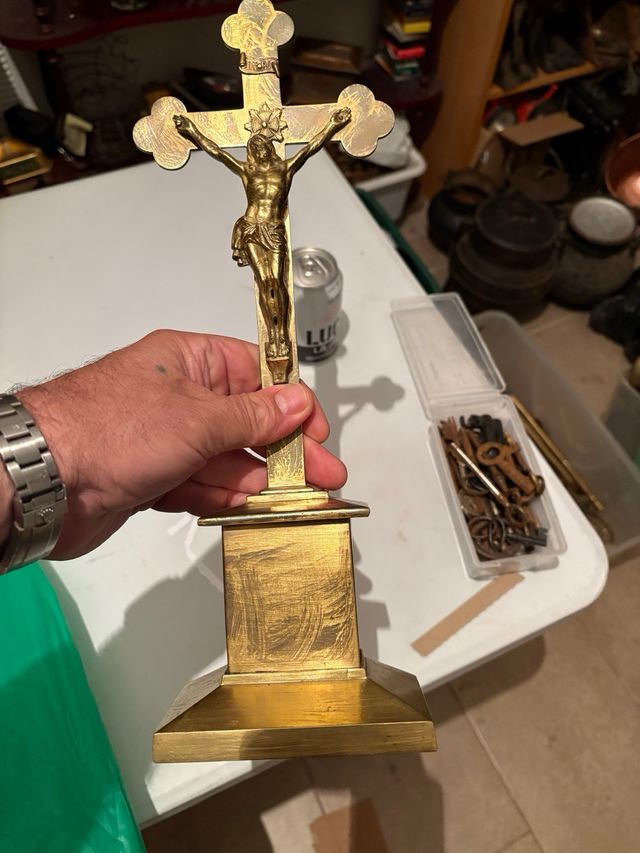 Crucifijo dorado metal antiguo
