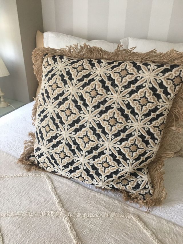 Cojín Maisons du Monde beige y negro