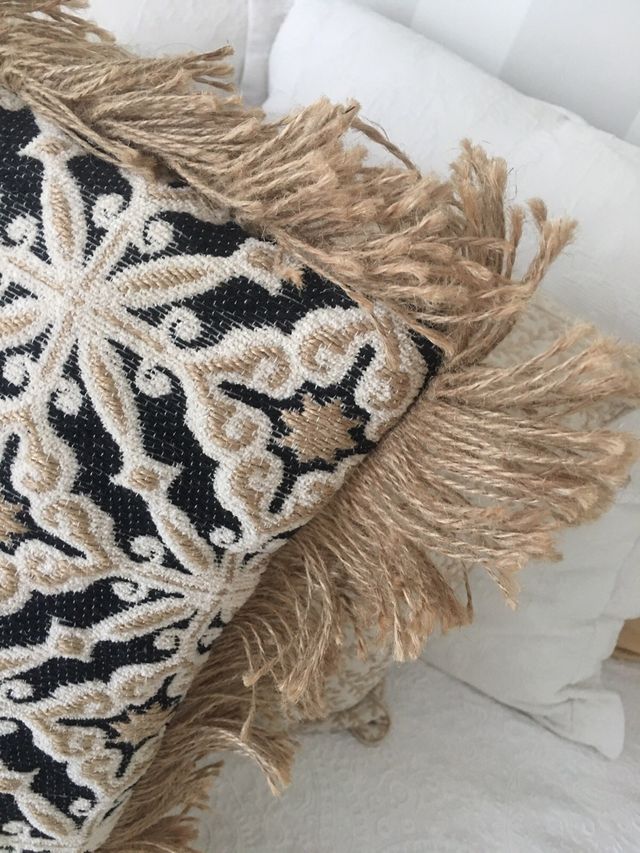 Cojín Maisons du Monde beige y negro