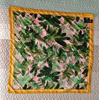 Pañuelo estampado hojas tropicales