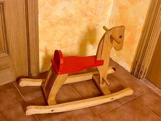 Caballo balancín madera infantil