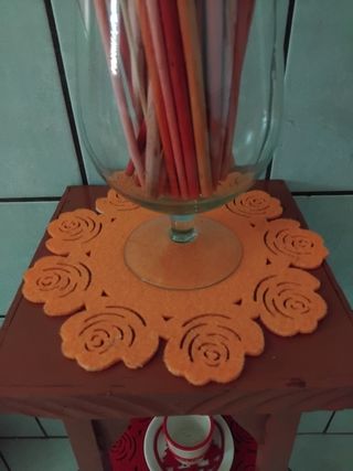 Vaso vetro  e bacchette legno e arancione 