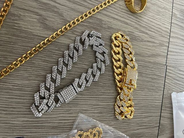 Anillo y collar dorados
cordones
pistola color oro