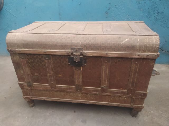 Baúl antiguo de madera y metal