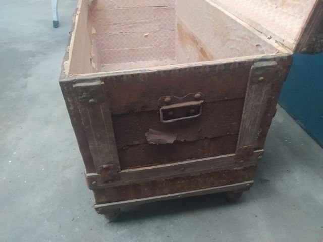 Baúl antiguo de madera y metal