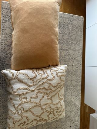 Cojines decorativos beige y mostaza