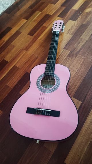Guitarra clásica rosa.