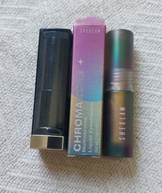 Labial Maybelline y sombra duocromo verde
