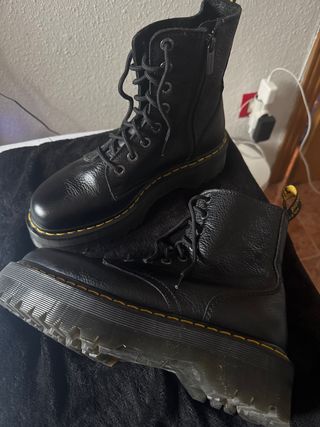 BOTAS DR MARTENS NEGRAS + REGALO 2 PARES 
