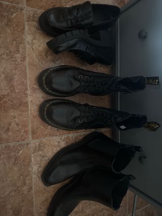 BOTAS DR MARTENS NEGRAS + REGALO 2 PARES 

