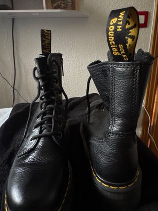 BOTAS DR MARTENS NEGRAS + REGALO 2 PARES 
