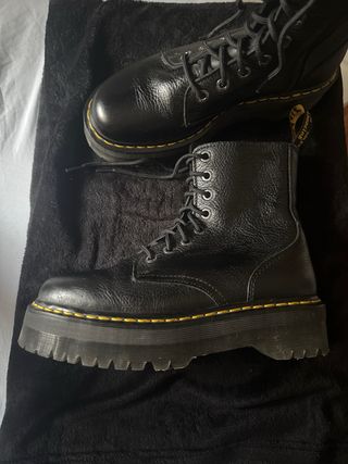BOTAS DR MARTENS NEGRAS + REGALO 2 PARES 
