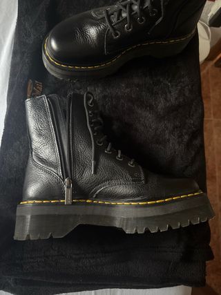 BOTAS DR MARTENS NEGRAS + REGALO 2 PARES 
