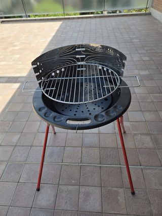 Barbecue portatile nero, rosso e cromato
