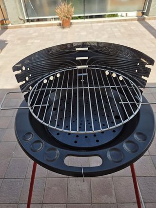 Barbecue portatile nero, rosso e cromato