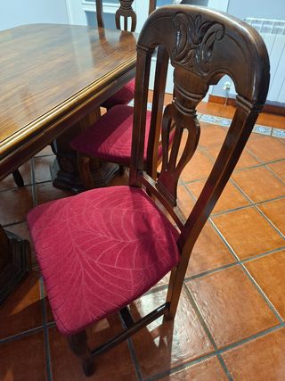 Mesa comedor, 6 sillas, vitrina